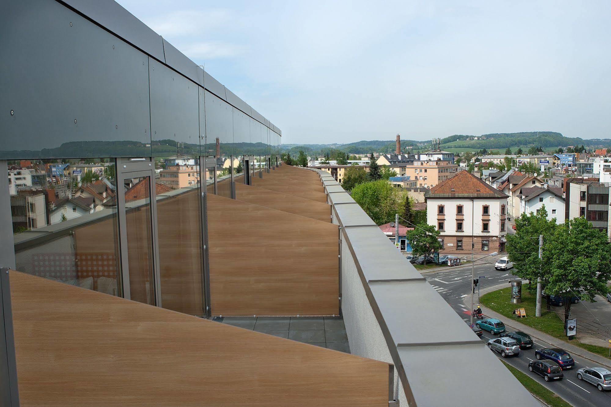 Meininger Hotel Salzburg City Center Exterior foto